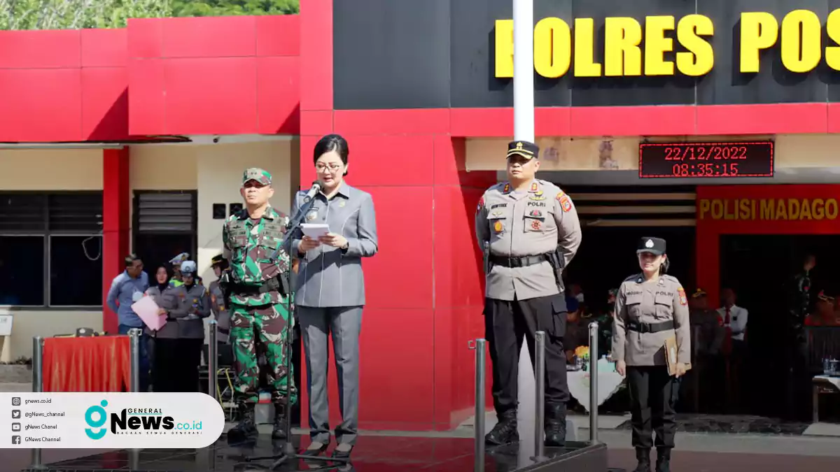 dr. Verna GM Inkiriwang membacakan sambutan
