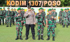 penyerahan penghargaan dari Kapolres Poso