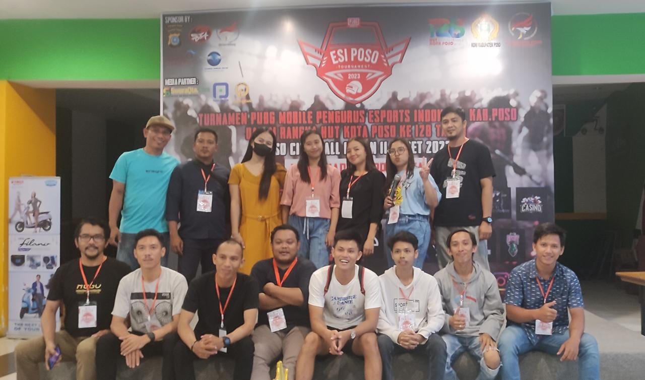 Para juara PUBGM foto bersama pengurus ESI Poso usai penyerahan hadiah (FotoIshaq)