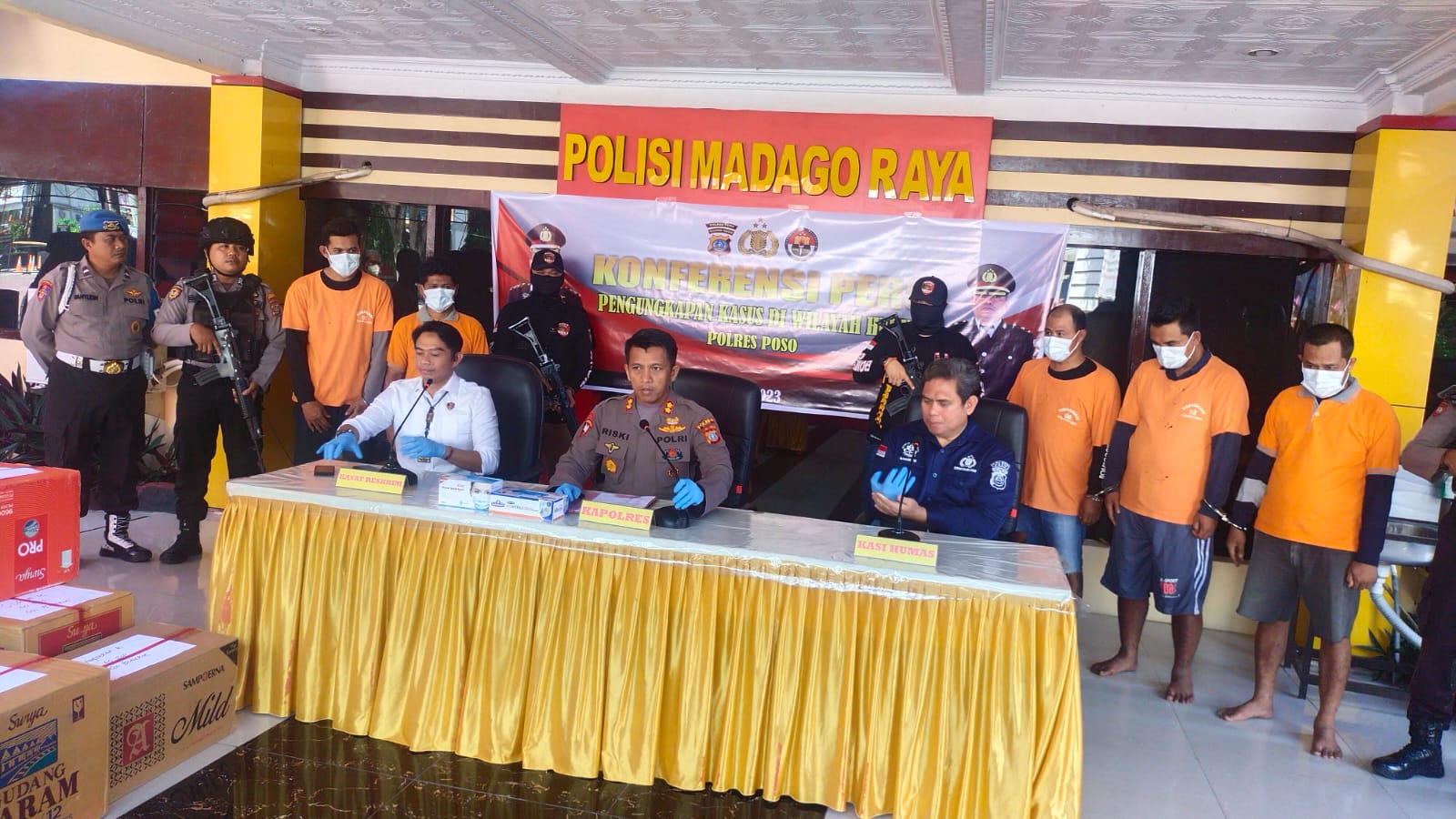 Pres release pengungkapan kasus pencurian yang terjadi di Toko Asdar Mart Poso